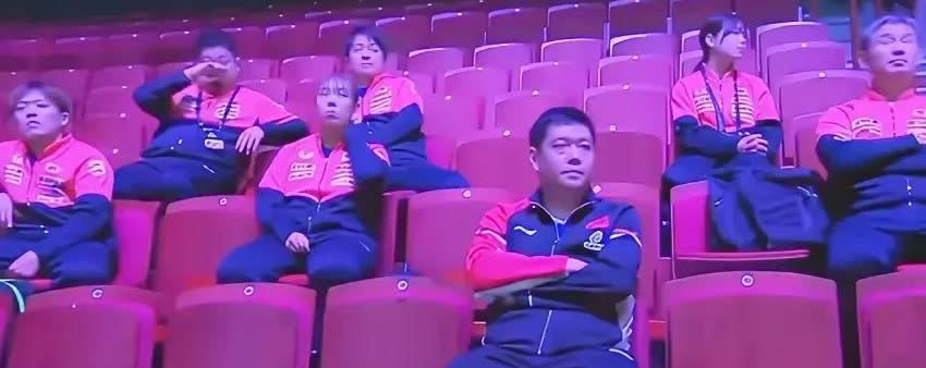 发现了吗？蒯曼和石洵瑶的看台，竟然帮着五个日本教练！  

看来，日本教练 