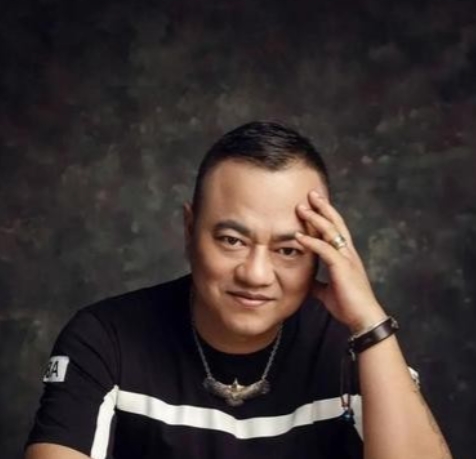 2004年，赵本山的保镖张家豪去酒吧消遣，无意刮蹭到一辆斯巴鲁，车主嚣张的向他索