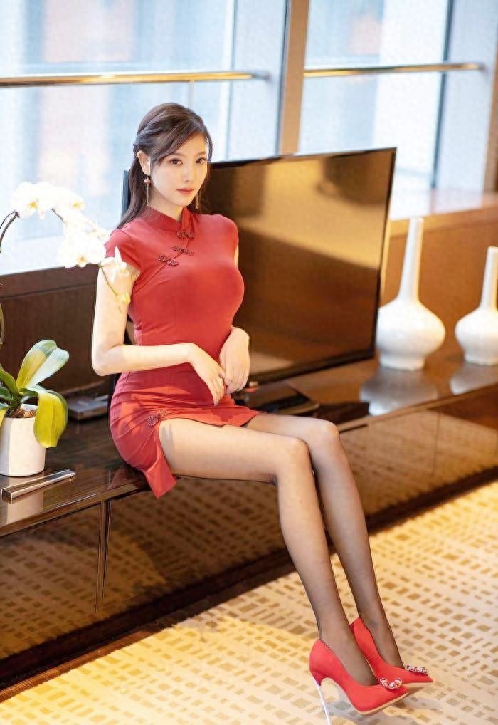 杨晨晨的红色旗袍与黑丝袜造型 点亮东方美！
