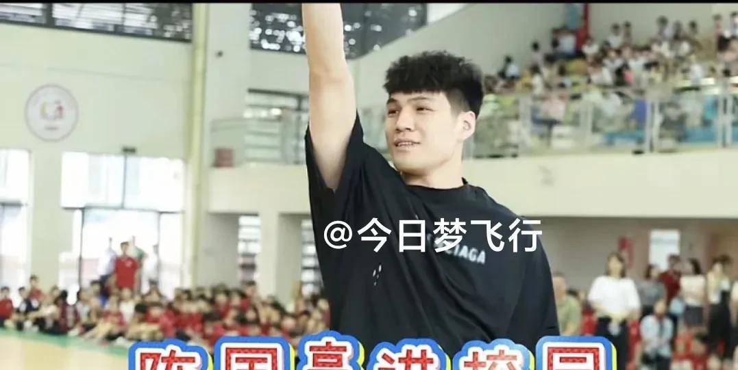 陈国豪今日走进校园！
陈国豪从北京回到广东第二天，昨晚就代表大朗队出战东莞篮球联