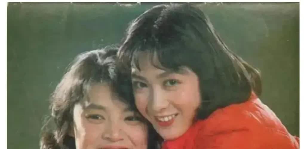 周晓兰比很多电影演员都漂亮，即使是跟龚雪 巩俐合影也不输颜值