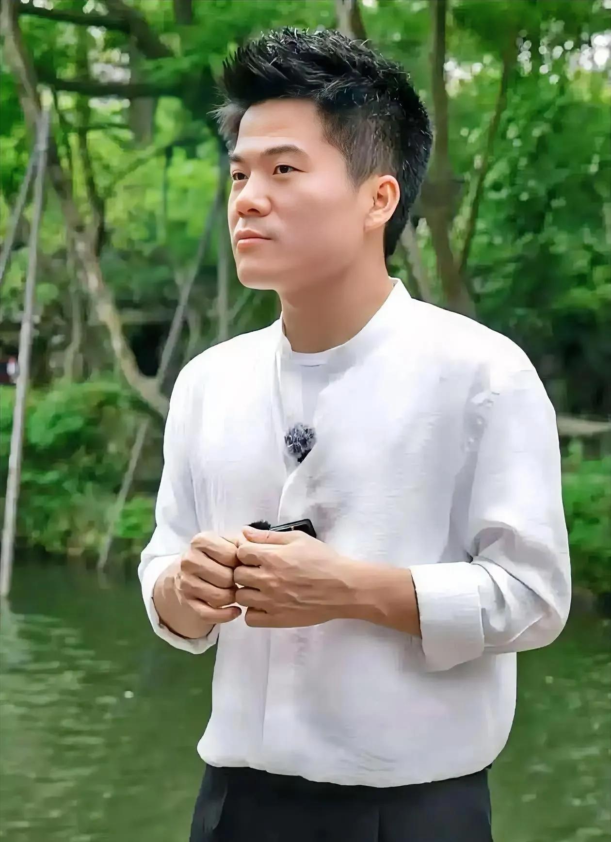 一位爸爸告诉孩子为什么要读书：“一瓶水，在家里不值一毛！一瓶水，在小卖部值一块！