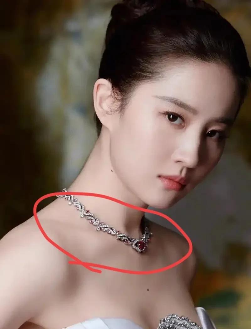 我问老公刘亦菲那么漂亮，
咋就没几个男人对她有非分之想呢？
其实很多男人私下都承
