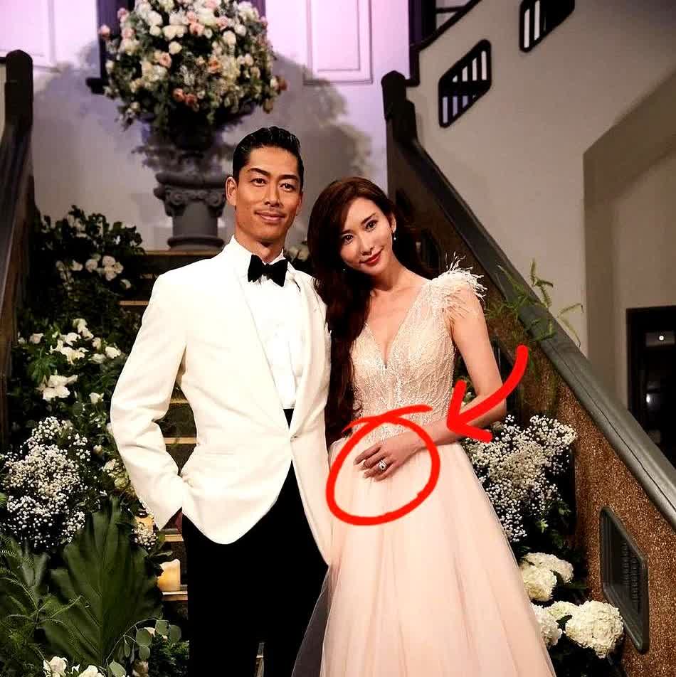 一觉醒来，喜欢林志玲和讨厌林志玲的都沉默了，婚戒戴了5年然而两人互动基本为零。
