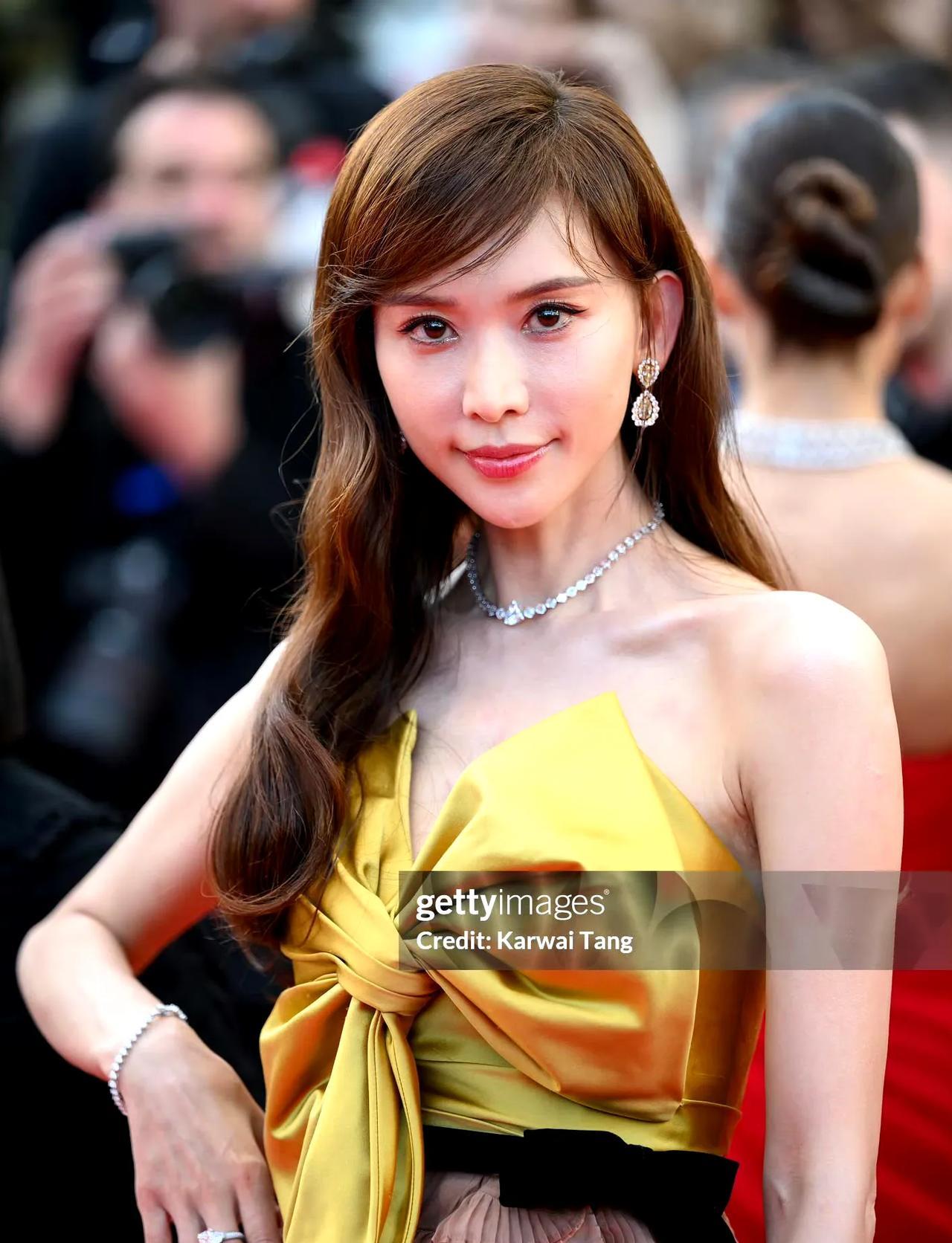 感觉她这个面相都变了，
她真的给所有女人都上了一课:
如果没有遇到好的对象，宁愿