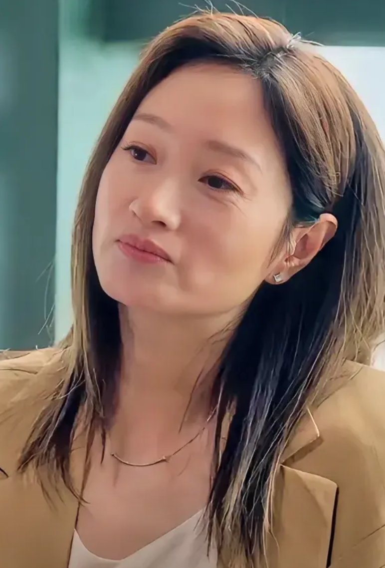 不得不说朱亚文的审美，他怎么看上沈佳妮了呢？五官不突出，皮肤也不白，一脸苦相，说