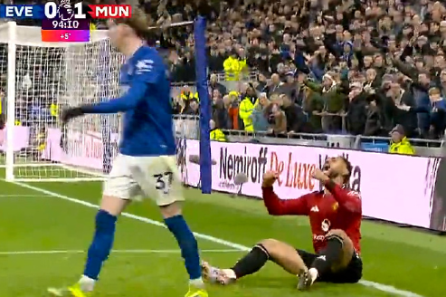 曼联客场1比0战胜埃弗顿，塞斯科打进全场唯一进球。

一场比较混乱的比赛，双方失