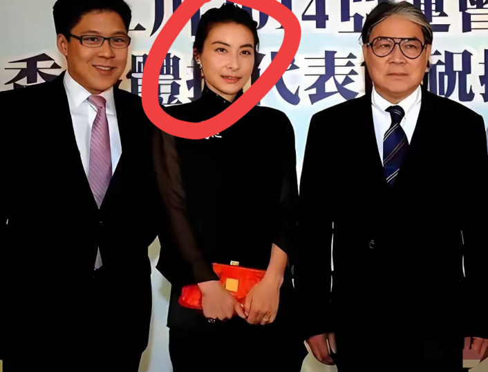 都是儿媳，看到霍启仁妻子被冠夫姓，才知道郭晶晶霍家地位有多高！

震惊！同是霍家