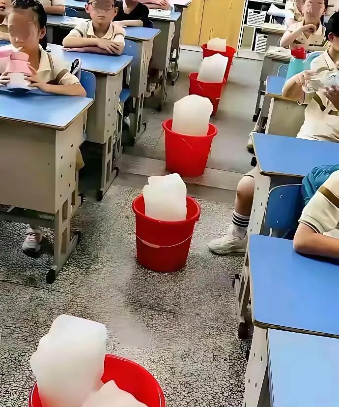 有钱的学校都开空调，没钱的只能弄冰块 ，这就是差距