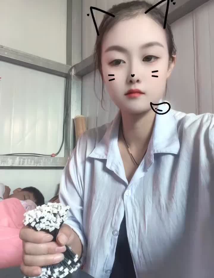 牛低头是为了吃草，我低头是为了让生活变得更好。老爷们的情话解决不了温饱，所以没有