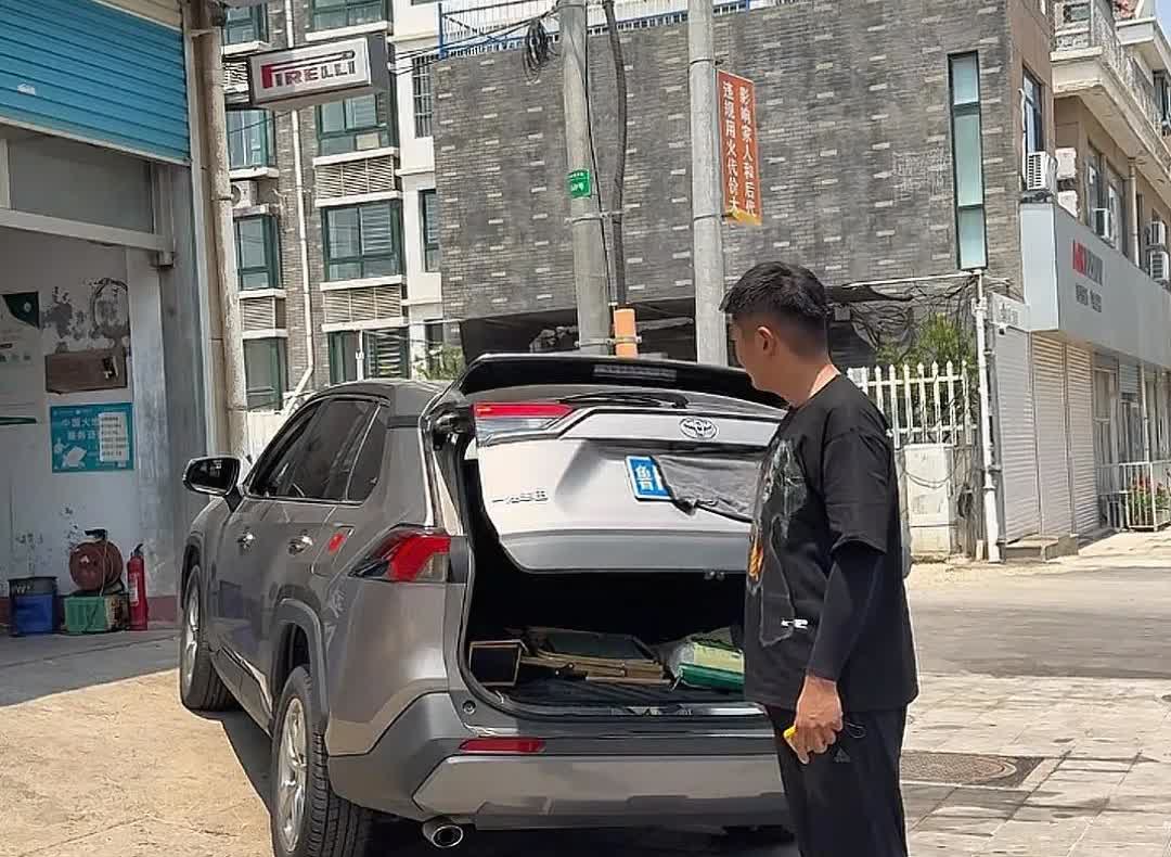就停在门口这么一个小斜坡，车行李箱盖门就关不上了！[笑哭][笑哭]
把车倒回平
