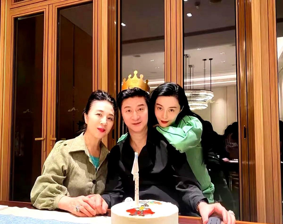 范丞丞爸爸都73岁了，完全看不出来年纪，保养得真好，范丞丞和她姐差19岁，他父母