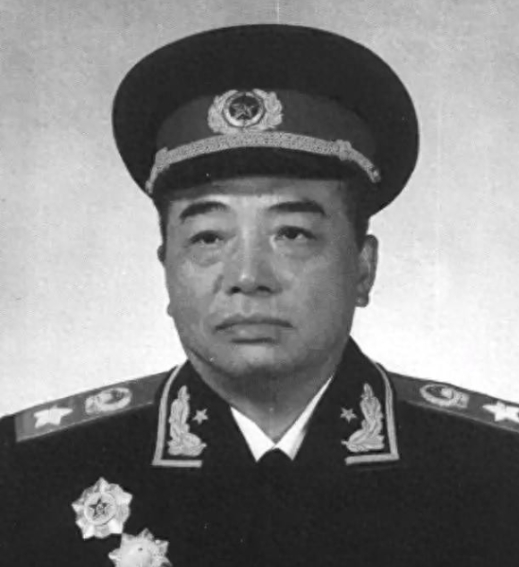 1955年授衔时，志愿军军长回村种地不予授衔，朱老总大怒，不能没他。在经过多轮评