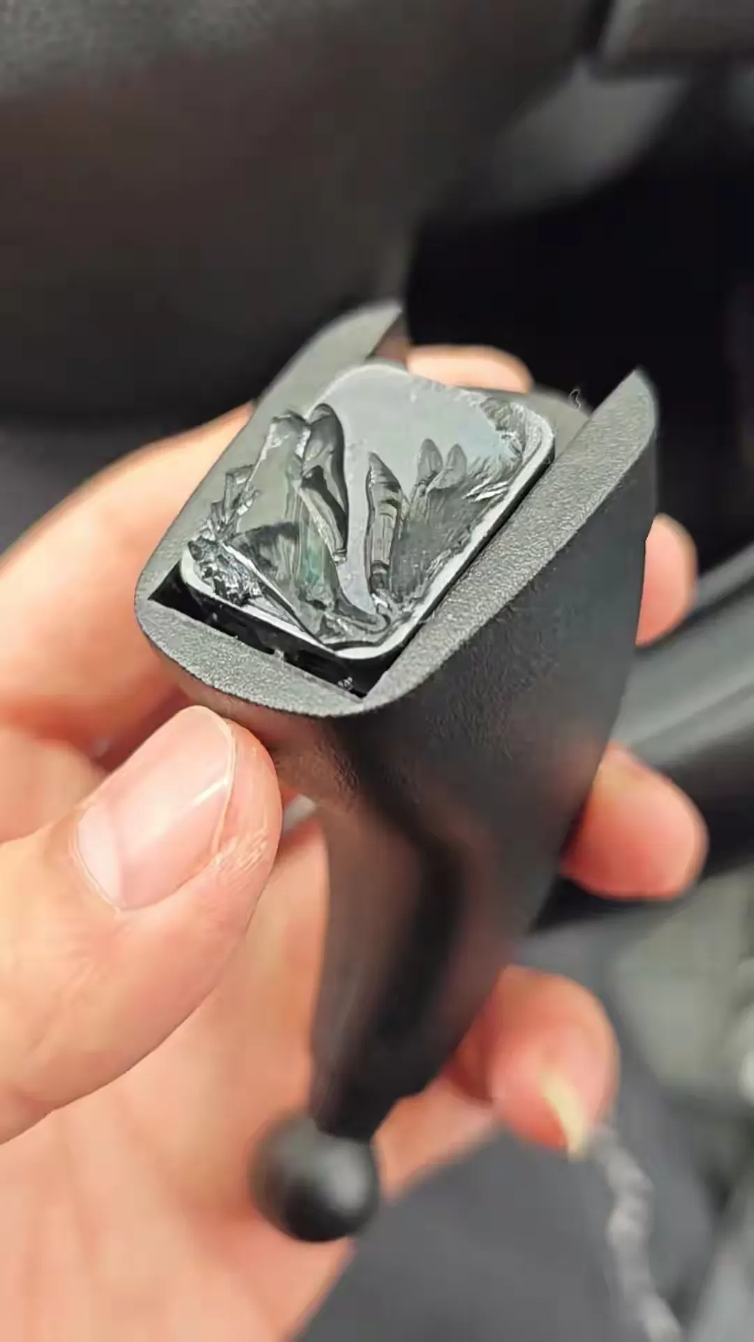 大力出奇迹？！我竟然把玻璃给掰下来了？！😭

今天在给车装行车记录仪的时候，我