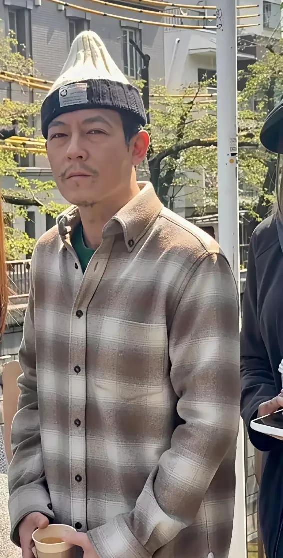 当年那个什么门事件之后，他被娱乐圈封杀，这个男人好像就被抽去了脊梁骨。
这么多年