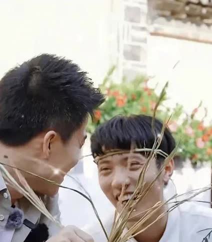 我相信没有人不喜欢他们
“鹏”荜生“辉”组合
一个眼神
一个微笑
就有了
