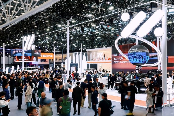 智己展台带来了智己LS9和智己LS6
智己LS9的“灵蜥数字底盘3.0”解决了传