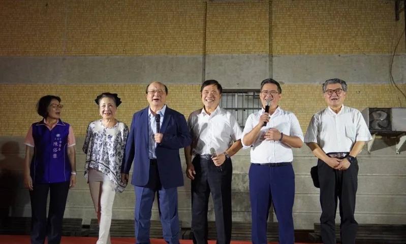“卢妈二子”站台郝龙斌  台中政坛观察：卢秀燕支持郝龙斌
国民党主席选举倒数，候