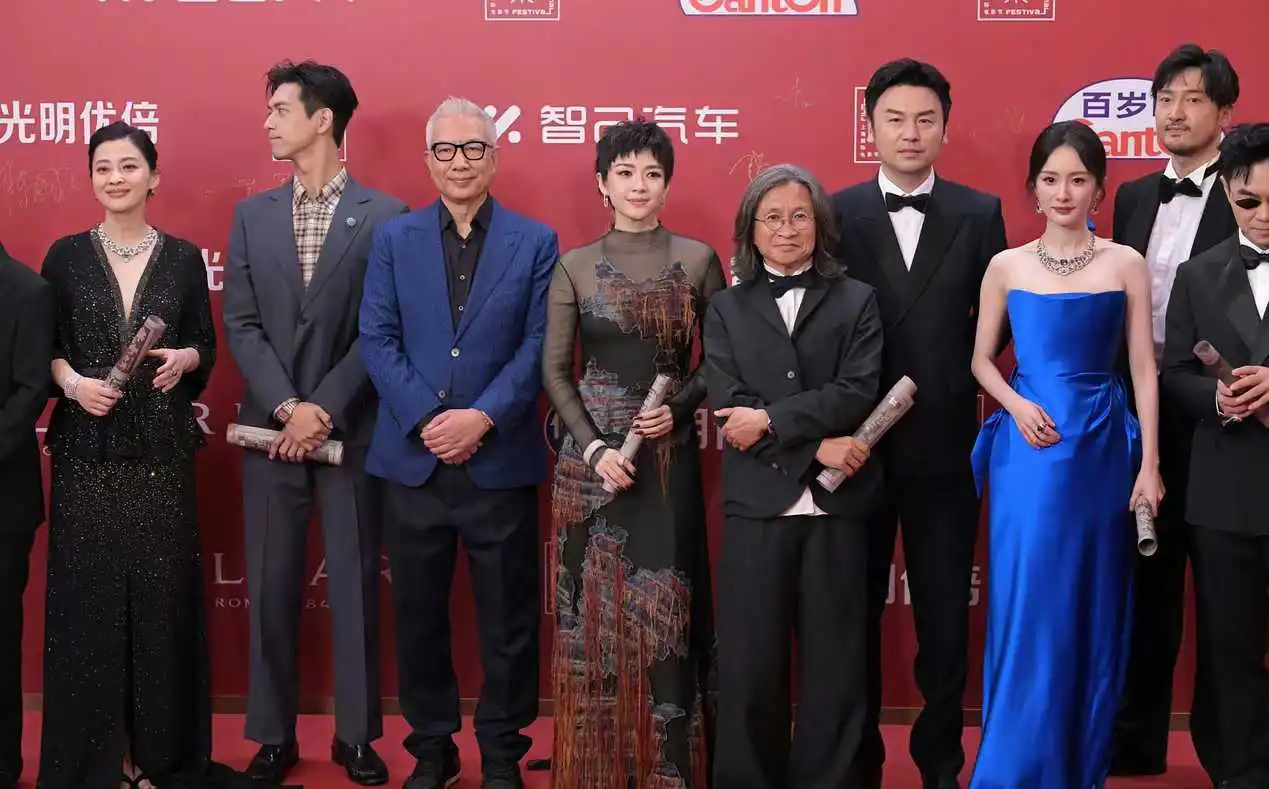 杨幂总是这样
上次去戛纳也一样，别人都穿黑色，她自己穿银白色超级亮眼
