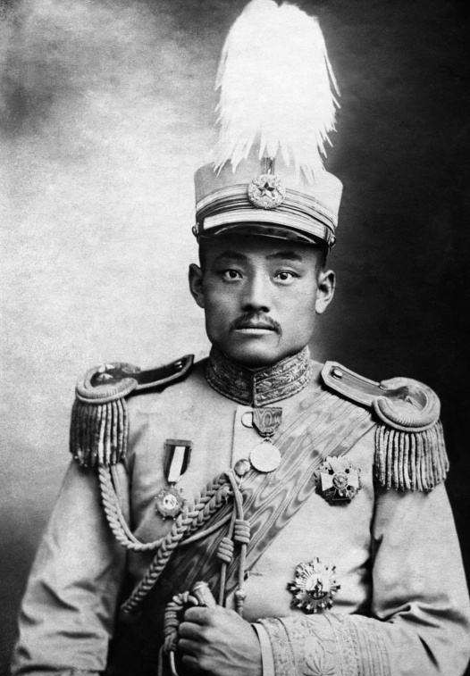 1933年5月7日凌晨，汉奸张敬尧伪装成富商，从东交民巷的六国酒店醒来。按照往日
