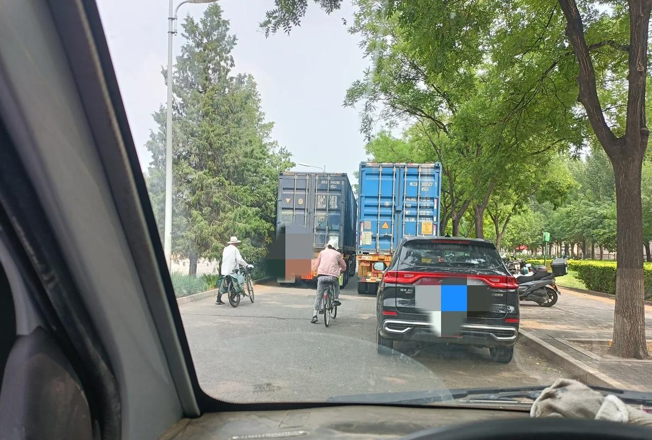 北京大爷就是牛，张嘴就是他妈的，我觉得这次大爷有理，辅路连停两辆大货车，把路给堵