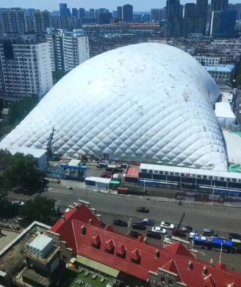 济南洪楼原大润发地块横空出世了一个巨大的气模棚，上面写着中国葛洲坝集团三峡建设公
