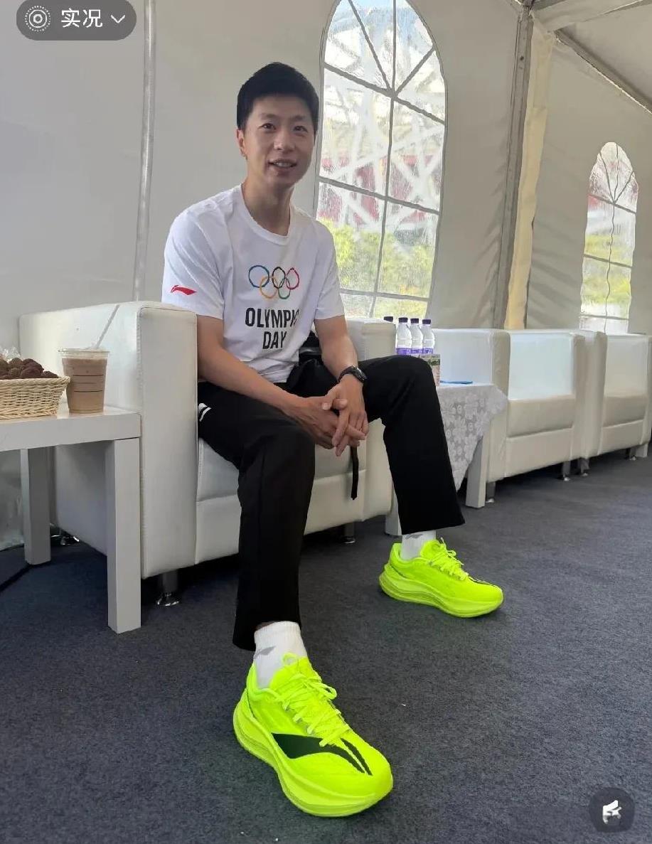 马龙出席奥林匹克日活动。
前两天就看到孙颖莎发微博说“动就一起”，喊小伙伴们参加