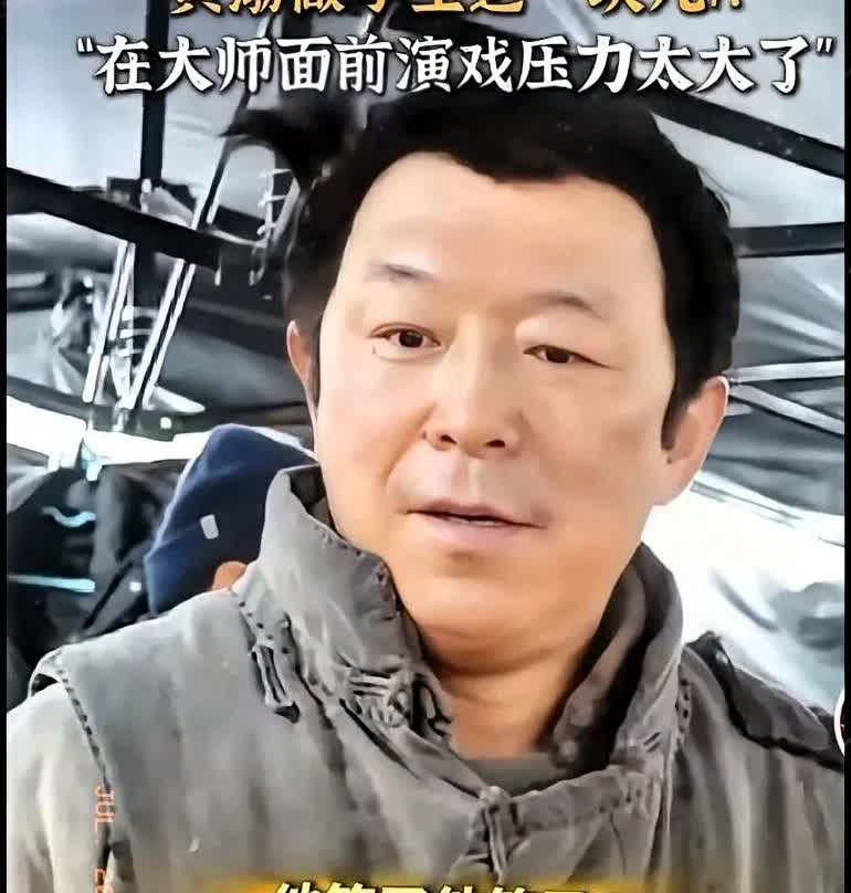 大家发现了没，
明明自己也是导演的黄渤，
黄渤在后台面对陈佩斯导演时，显得手