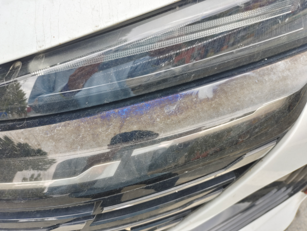 前大灯边缘发紫
有遇到同款问题的吗？前大灯边缘发紫。这是我用水擦干净了的情况，是