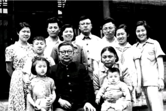 1950年，三野副司令粟裕进京公干，恰逢情报部部长李克农也在北京。两人一见面，李