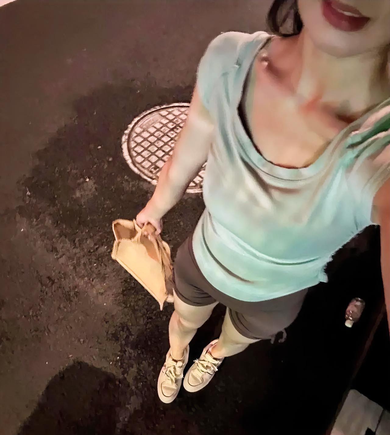 穿这一身跑起来还挺得劲，就是路上总忍不住看自己影子，这身材比例算没白吃那些好吃的