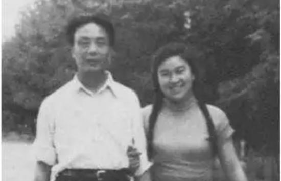 “不能离开我，不然我就死给你看！”1937年，一位诗人双膝跪地，向自己17岁的女