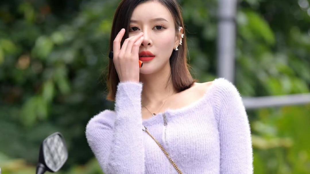 这身段太迷人！一抹淡紫勾勒的腰肢，与皮裤的性感张力