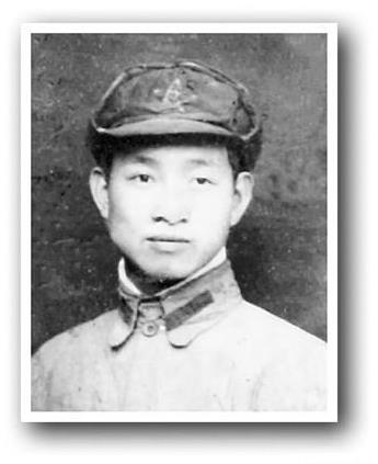 1937年，双面间谍“骷髅”企图刺杀朱老总，当他马上就要得手的时候，却有一人悄悄