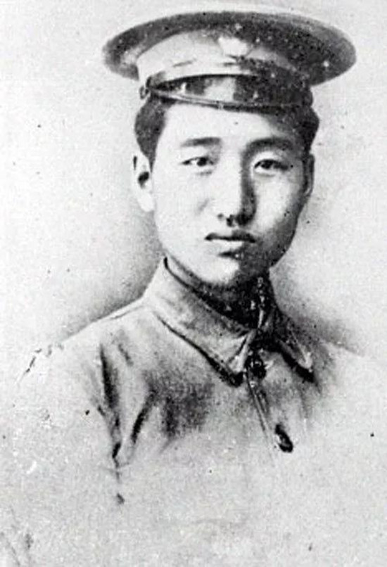 所谓人不可貌相，海水不可斗量。
在黄埔军校里，校长蒋介石喜欢找学生谈话，从中发现