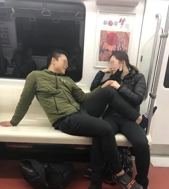 不知什么关系，感觉男子很随便，没有半点不自然，女的也跟没事人一样！
地铁上一幕，