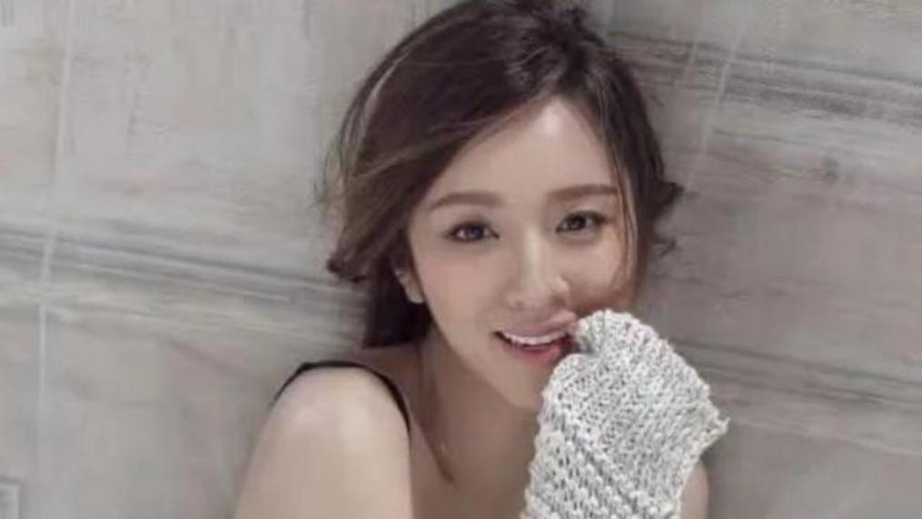 37岁俞灏明片场给女友送花，穿休闲装素颜，王晓晨恋爱后美到发光