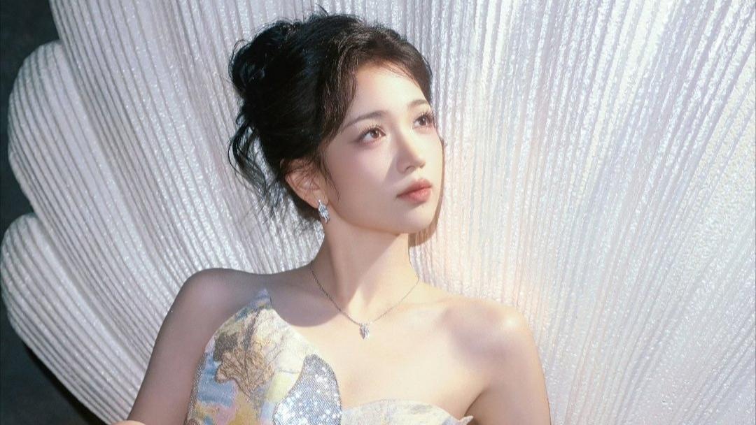 代露娃红毯“滑铁卢”：当美少女遇上地板的“热情拥抱”  ​