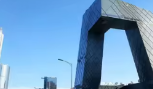 央视大楼，被俗称“大裤衩”，多年以后，央视大楼的洋人设计师“库哈斯”在国外媒体的