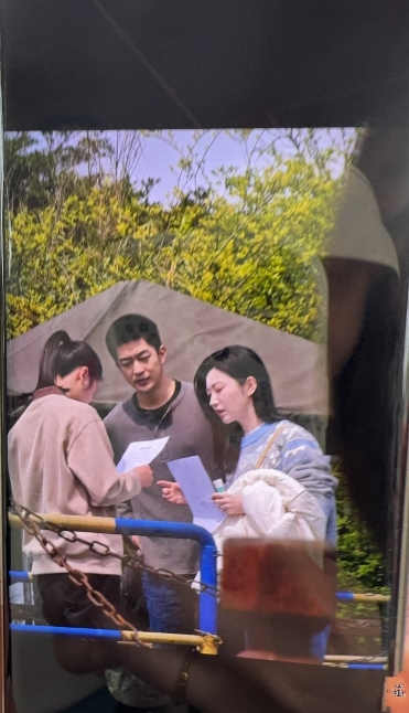 36岁景甜重庆拍戏，眉清目秀皮肤白到发光。