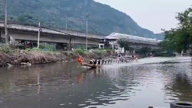 我特别喜欢这个视频：传统与现代的交融就在这一刻
河道、高铁铁轨并行，这是两种交通