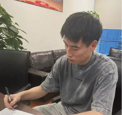 浙江稠州男篮4年顶薪续约程帅澎。本届男篮亚洲杯，中国男篮给全国球迷交了份满意的答