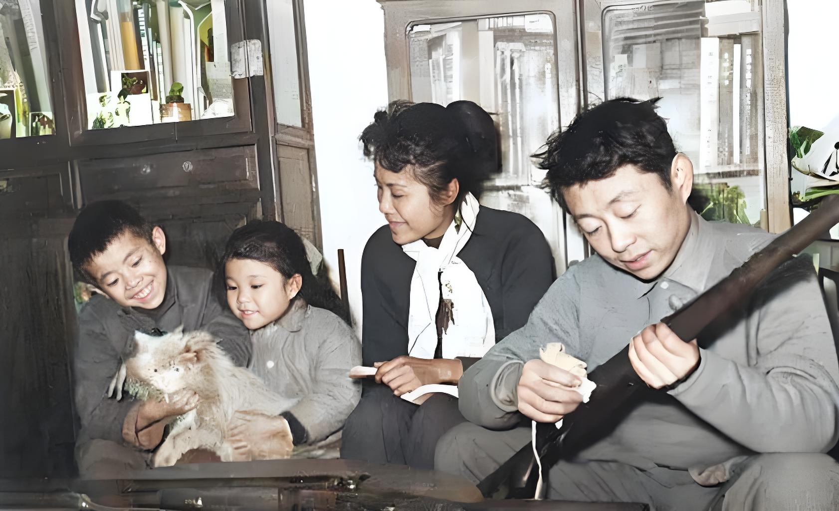 这是1961年黄永玉一家的合影记录，画面人物从左至右为黄黑蛮、黄黑妮、张梅溪、黄