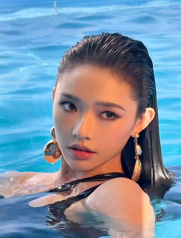 林允的黑色泳衣美照，nice！