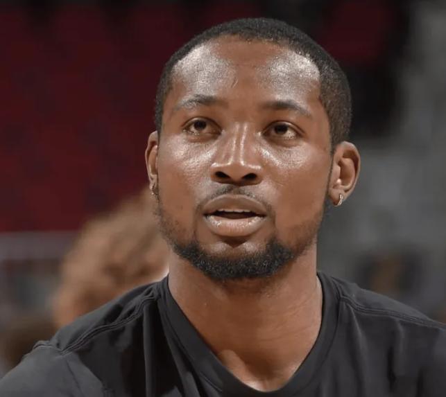 联盟消息人士透露，在NBA其余29支球队中，仅有国王对乔纳森-库明加展现出明确的