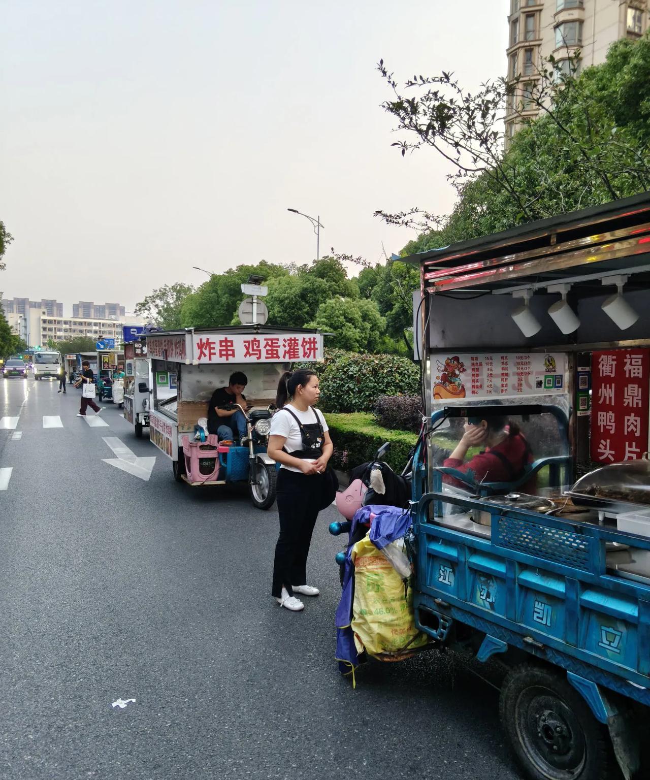 城管与摊贩的游击战
       现在是晚上18：45，小区门口南侧马路上，一整