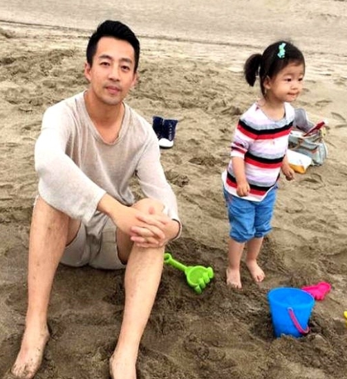 端午节，汪小菲台北家里陪伴二娃。
他突然喊道：汪希玥！
給爸爸倒杯水，你去别让阿