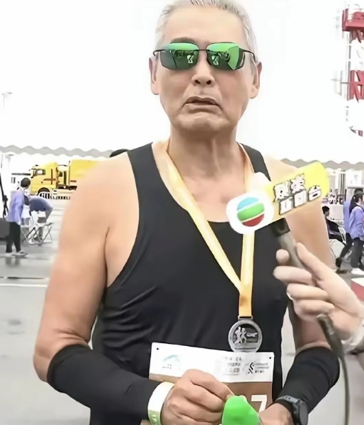 周润发老了，梁朝伟老了，刘德华也老了，只有他70像30还那么年轻 ​​​
