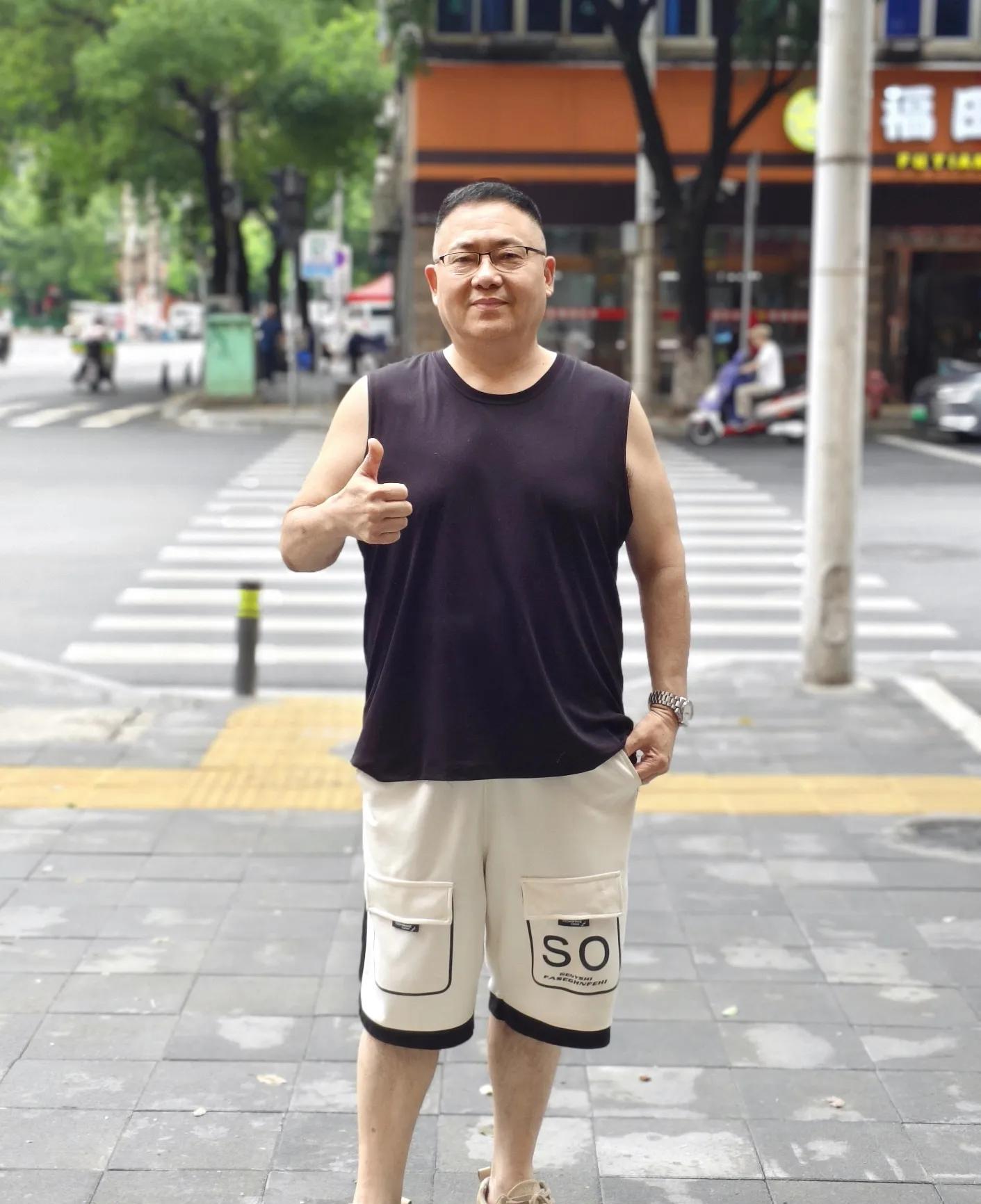 离婚的，身边有一个女孩，现正读大一，行吗？



刘姐，我的邻居，拿着一张照片给