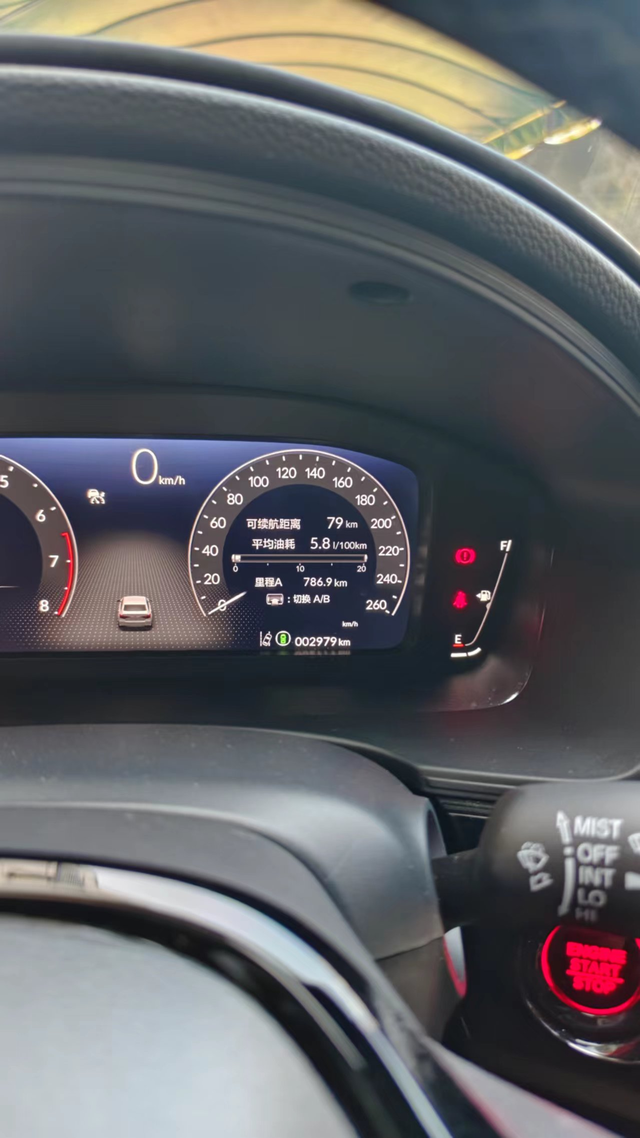 油耗还可以
一箱油 高速 800 公里，应该还可以了吧

